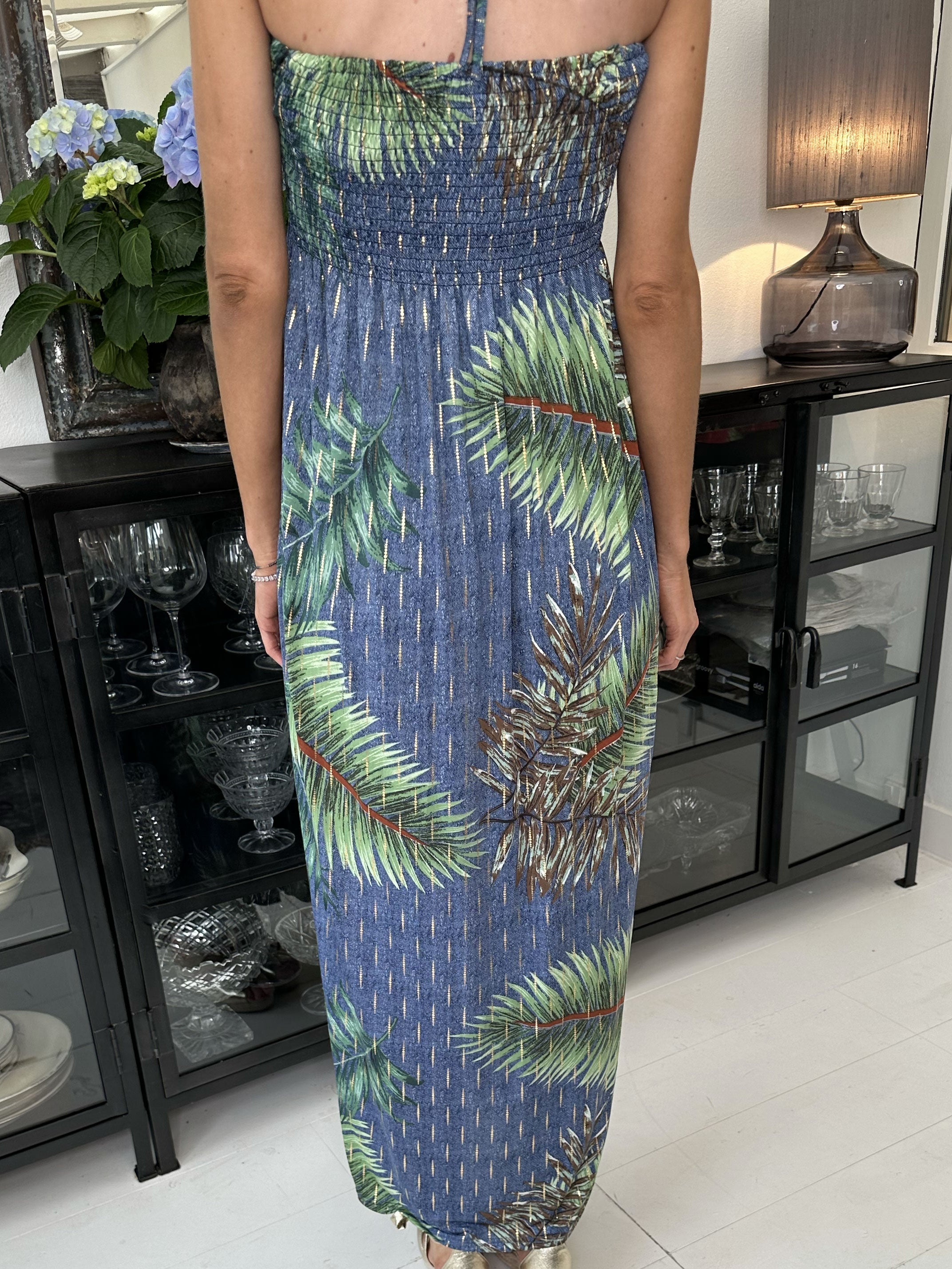 Mitsi Palm Long - Elastisk klänning med tryck och gulddetaljer - Black